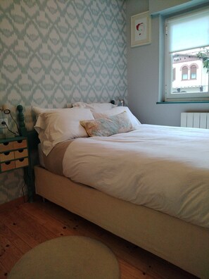 2 chambres, fer et planche à repasser, Wi-Fi, draps fournis