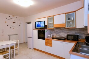 Microwave, oven, stovetop - Spacious and cozy apartment in the heart of the city in the harbor area (Civitavecchia)