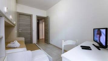 Tabla de planchar con plancha, wifi y ropa de cama