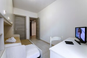 Tabla de planchar con plancha, wifi y ropa de cama 