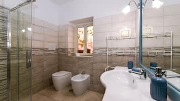 Een douche, een haardroger, een bidet, handdoeken