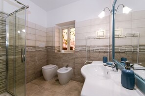 Shower, hair dryer, bidet, towels