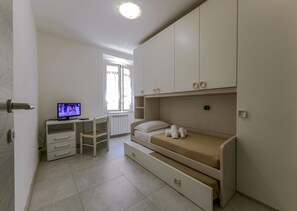 2 bedrooms, iron/ironing board, WiFi, bed sheets - Spacious and cozy apartment in the heart of the city in the harbor area (Civitavecchia)