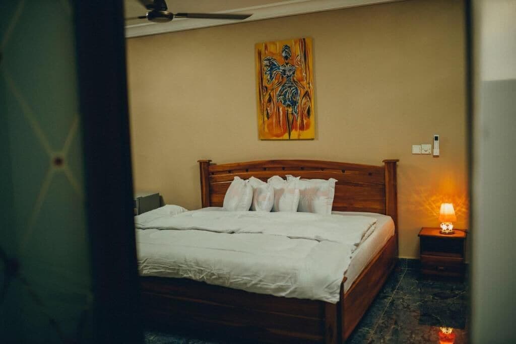 Een kluis op de kamer, een strijkplank/strijkijzer