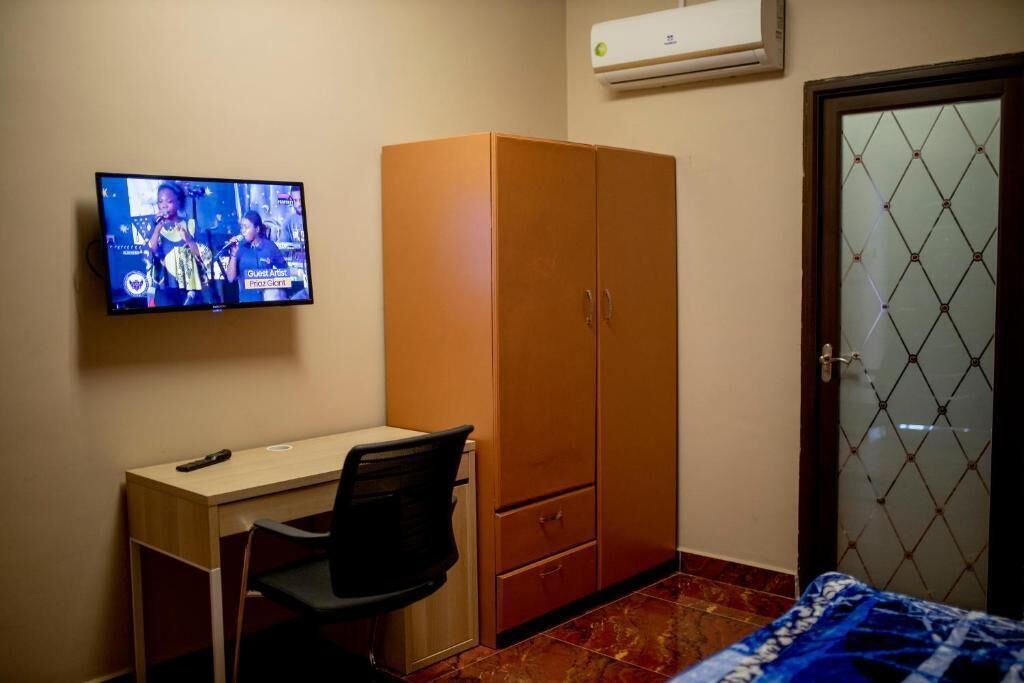 خزنة داخل الغرفة ومكواة/لوح كي