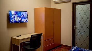 خزنة داخل الغرفة ومكواة/لوح كي