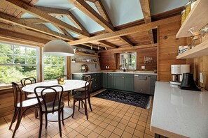 Ovn, kokeplater og oppvaskmaskin