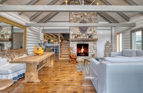 Amazing Retreat in Leakey - Sleeps 14 - Private Pool & Seasonal River Access