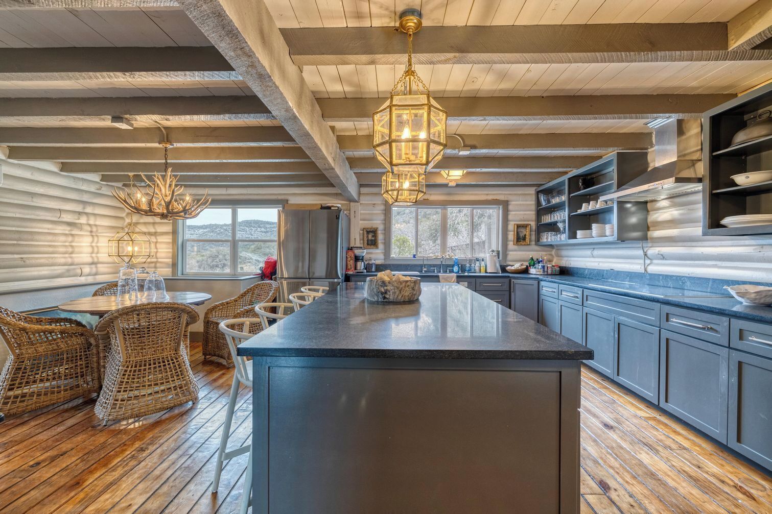 Een microgolfoven, een oven, een kookplaat, een vaatwasser