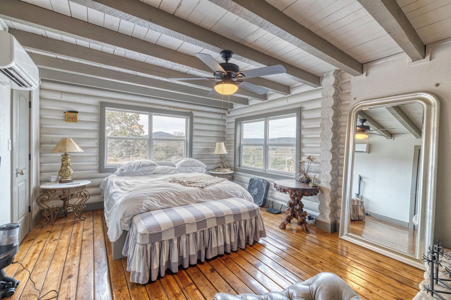 4 slaapkamers, een kluis op de kamer, een strijkplank/strijkijzer, wifi