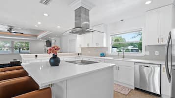 Kylskåp, mikrovågsugn, ugn och spishäll