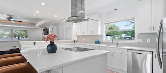 Spacious Tampa Pool Home with 5 Bedrooms. 5 minutes from Downtown Tampa.