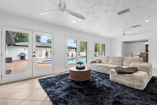 Spacious Tampa Pool Home with 5 Bedrooms. 5 minutes from Downtown Tampa.