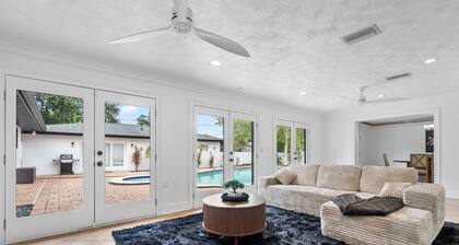 Spacious Tampa Pool Home with 5 Bedrooms. 5 minutes from Downtown Tampa.