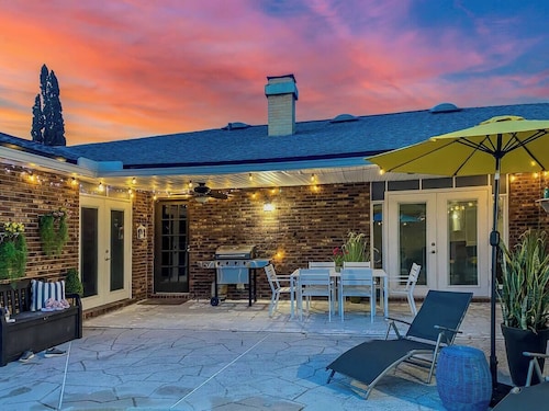 The Great Escape Pool Home-Private Resort, 5bedrooms upto 12 sleep