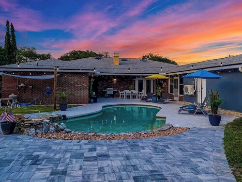 The Great Escape Pool Home-Private Resort, 5bedrooms upto 12 sleep