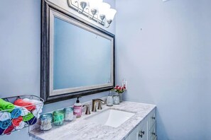 シャワー、ヘアドライヤー、ビデ、タオル