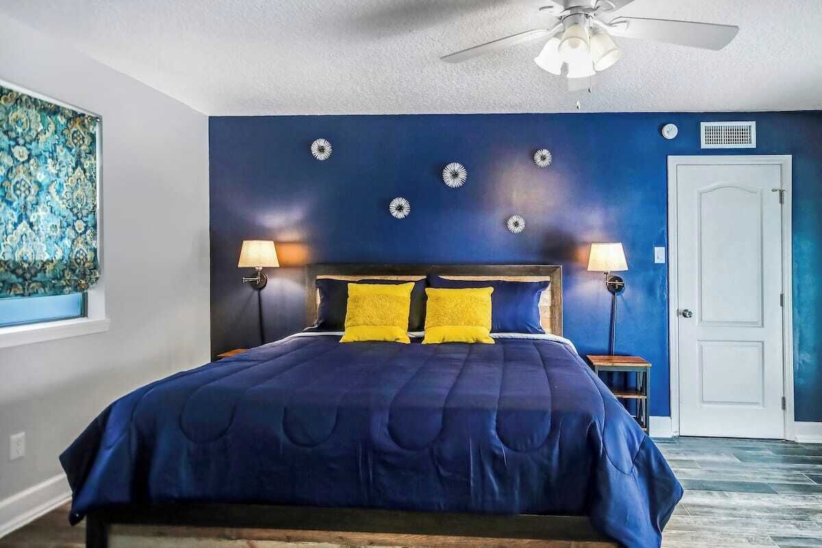 5 bedrooms, iron/ironing board, WiFi, bed sheets