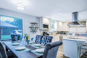 Dining - The Great Escape Pool Home-Private Resort, 5bedrooms upto 12 sleep (Orange Park)