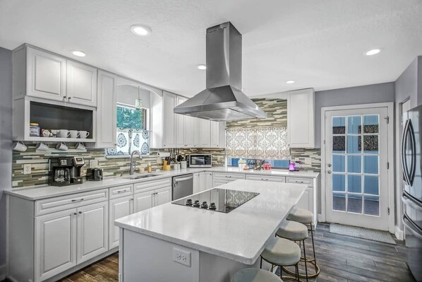 Microwave, oven, stovetop, dishwasher - The Great Escape Pool Home-Private Resort, 5bedrooms upto 12 sleep (Orange Park)