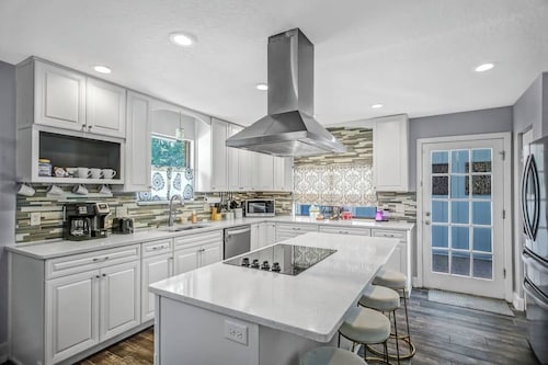 The Great Escape Pool Home-Private Resort, 5bedrooms upto 12 sleep