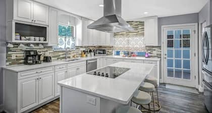 The Great Escape Pool Home-Private Resort, 5bedrooms upto 12 sleep