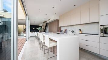 Fridge, oven, stovetop, dishwasher