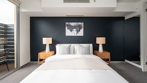3 habitaciones, tabla de planchar con plancha y cuna de viaje 