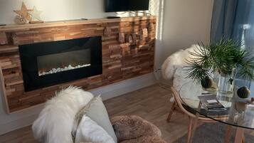 Télévision, cheminée, livres, chaßne hi-fi