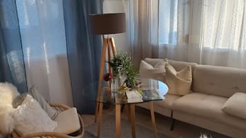 Fernseher, Kamin, Bücher, Stereoanlage