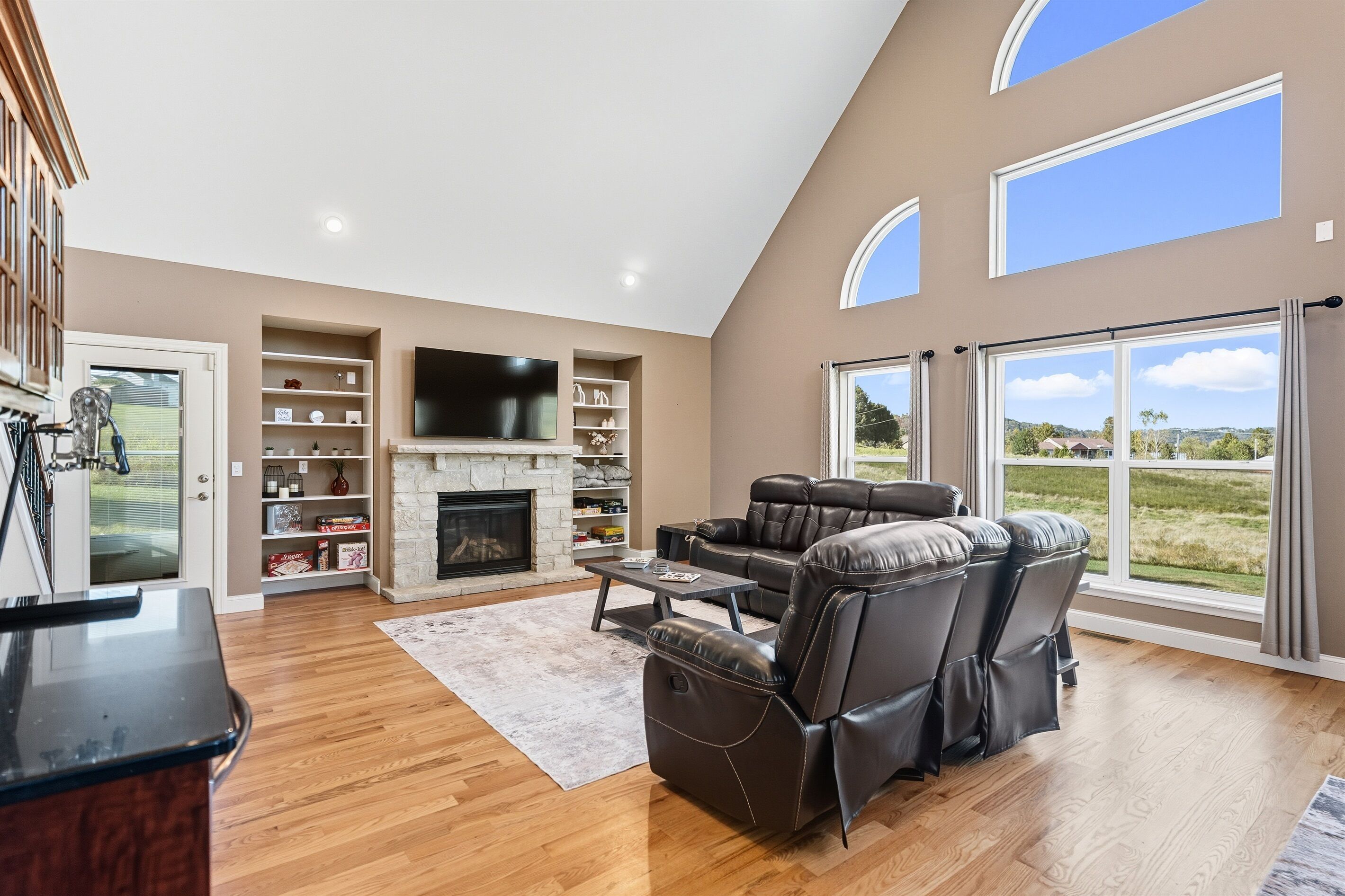 Smart-TV, Kamin, Tischfußball, Tischtennisplatte