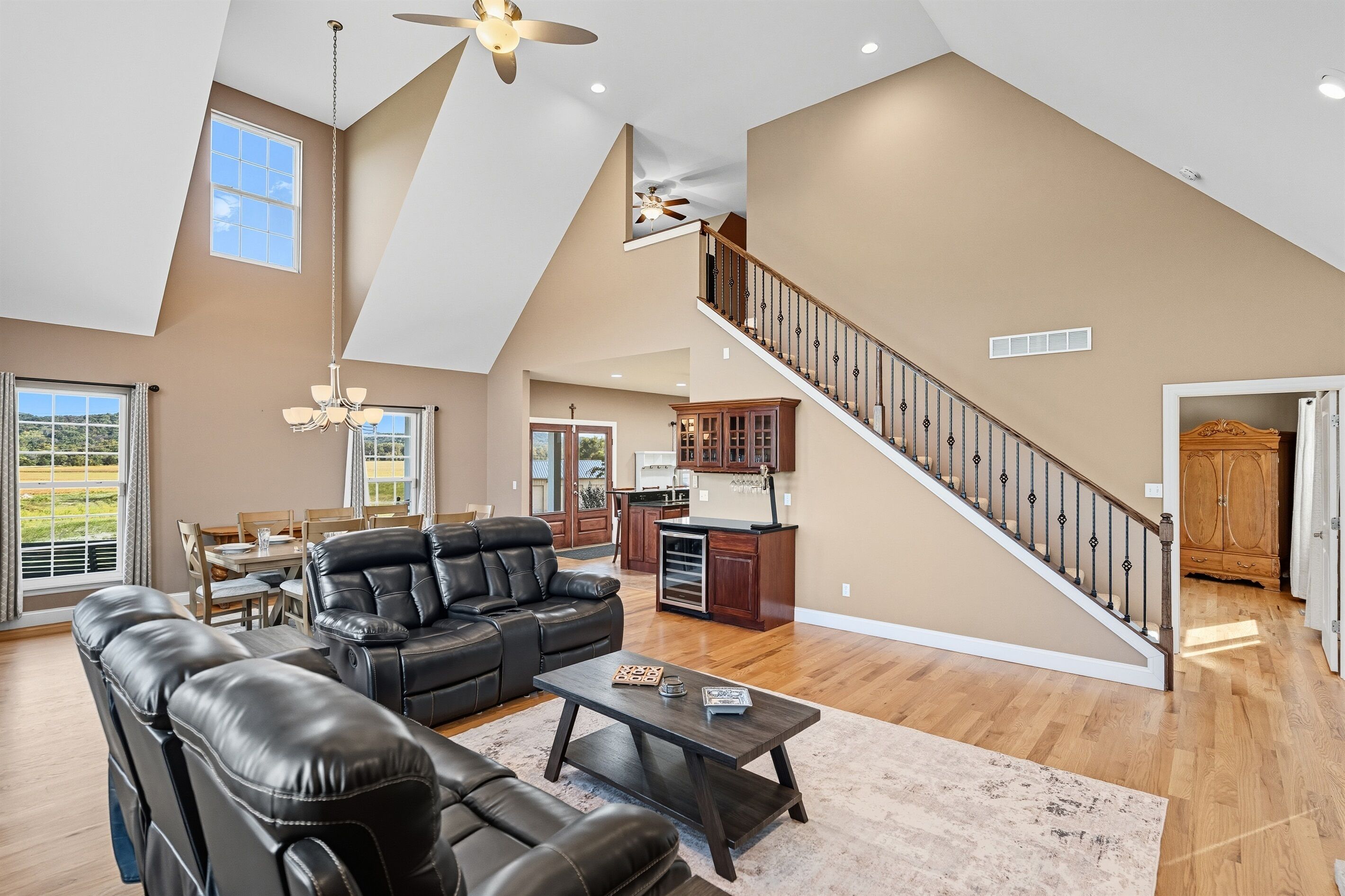 Smart TV, chimenea, futbolito y tenis de mesa 