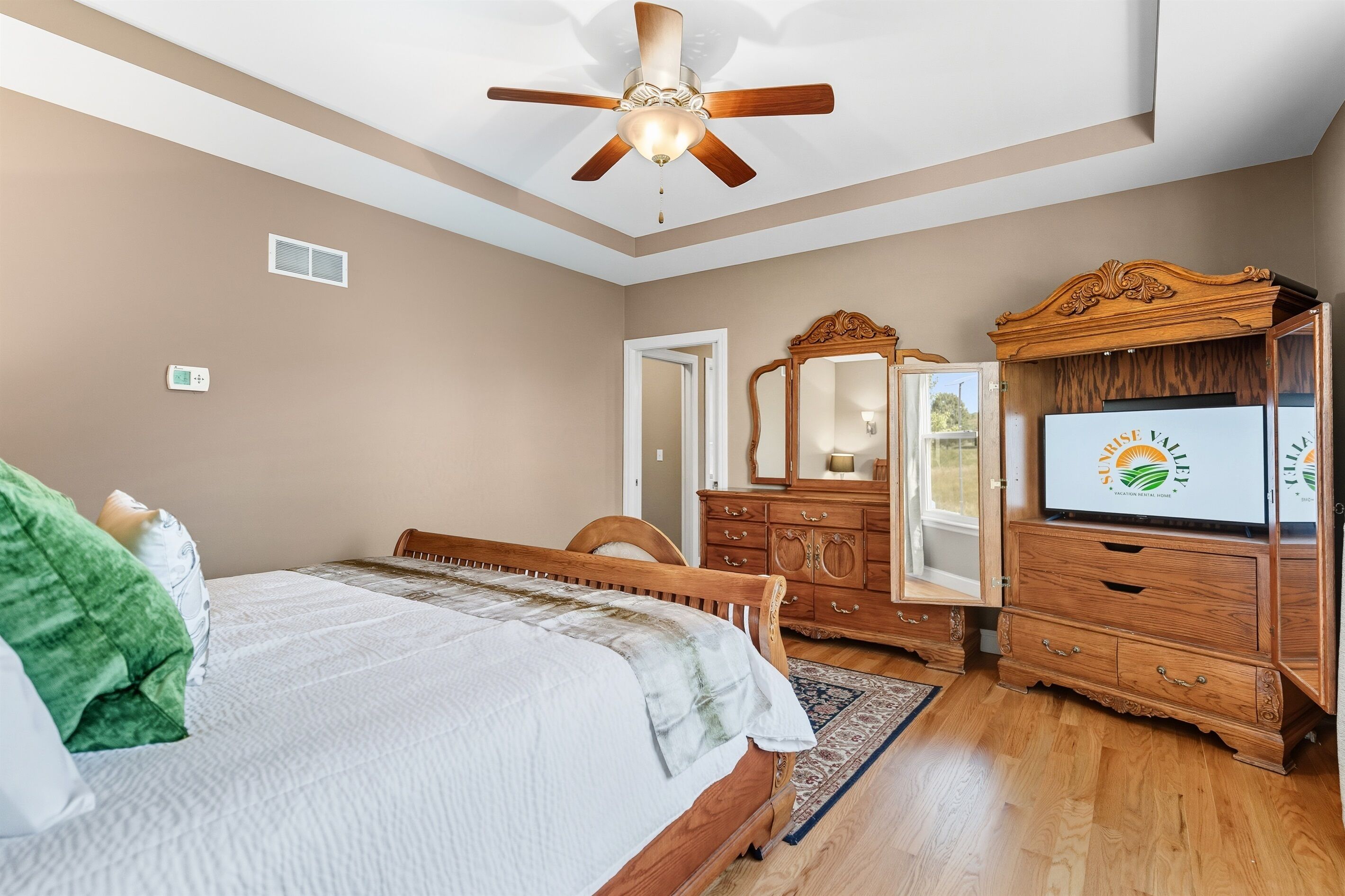 3 室のベッドルーム、デスク、アイロン / アイロン台、旅行用ベビーベッド