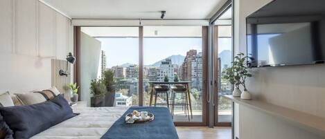 مكتب ومساحة عمل للكمبيوتر المحمول ومكواة/لوح كي وواي فاي مجانًا