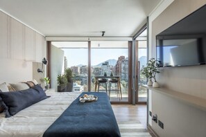 Appartement, 1 slaapkamer | Een bureau, een laptopwerkplek, een strijkplank/strijkijzer, gratis wifi