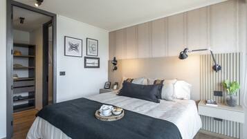 Appartement, 1 slaapkamer | Een bureau, een laptopwerkplek, een strijkplank/strijkijzer, gratis wifi