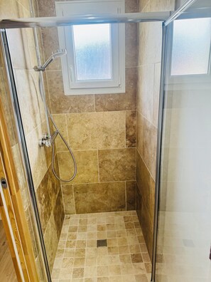 Dusche, Haartrockner, Handtücher, Seife