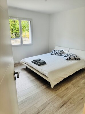 3 bedrooms, iron/ironing board, bed sheets