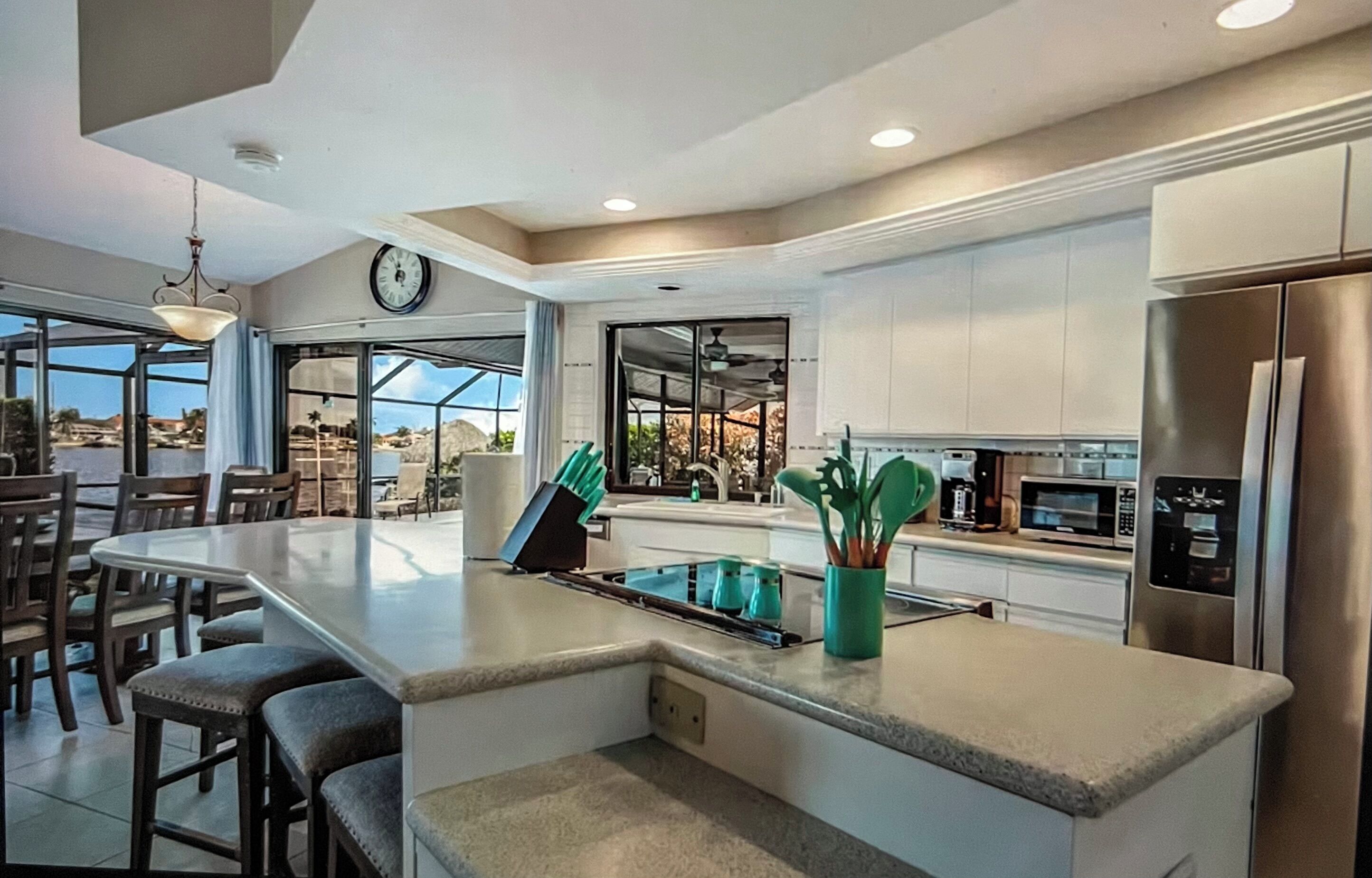 Microondas, horno, placa de cocina, lavavajillas