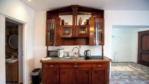 Una cocina con armarios de madera, un lavamanos y una estufa.