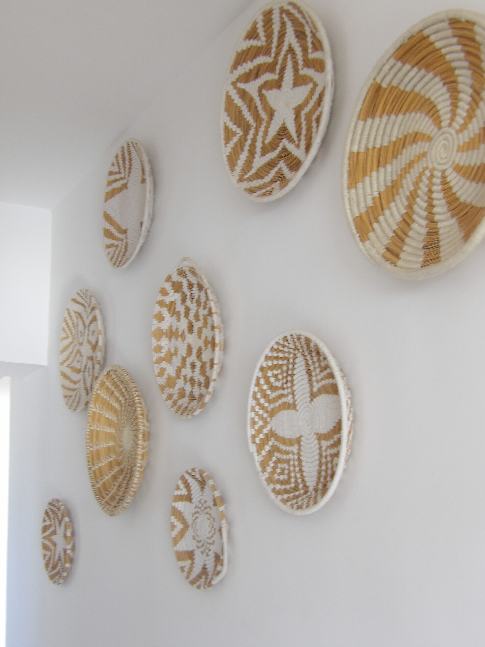 A wall with variously shaped and patterned decorative plates.