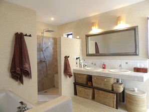 Dusche, Haartrockner, Handtücher