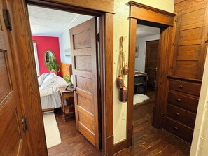 6 bedrooms, iron/ironing board, WiFi, bed sheets - Spacious 6-bedroom sleeps 10  downtown 2 blocks  River dog-friendly (Cuyahoga Falls)