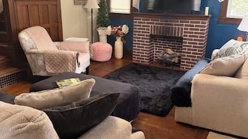TV, fireplace