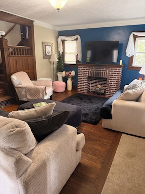 TV, fireplace