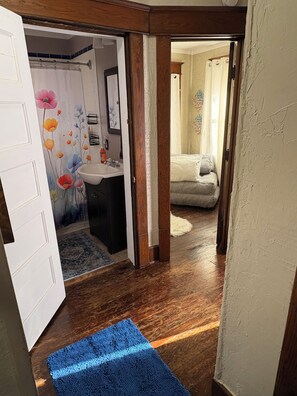 Hair dryer, towels, soap, toilet paper - Spacious 6-bedroom sleeps 10  downtown 2 blocks  River dog-friendly (Cuyahoga Falls)