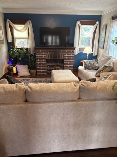 Spacious 6-bedroom sleeps 10  downtown 2 blocks  River dog-friendly