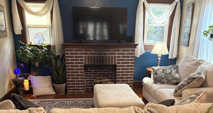 Spacious 6-bedroom sleeps 10 downtown 2 blocks River dog-friendly