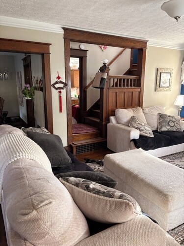 Spacious 6-bedroom sleeps 10  downtown 2 blocks  River dog-friendly