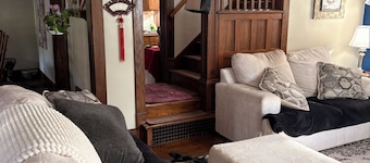 Spacious 6-bedroom sleeps 10 downtown 2 blocks River dog-friendly